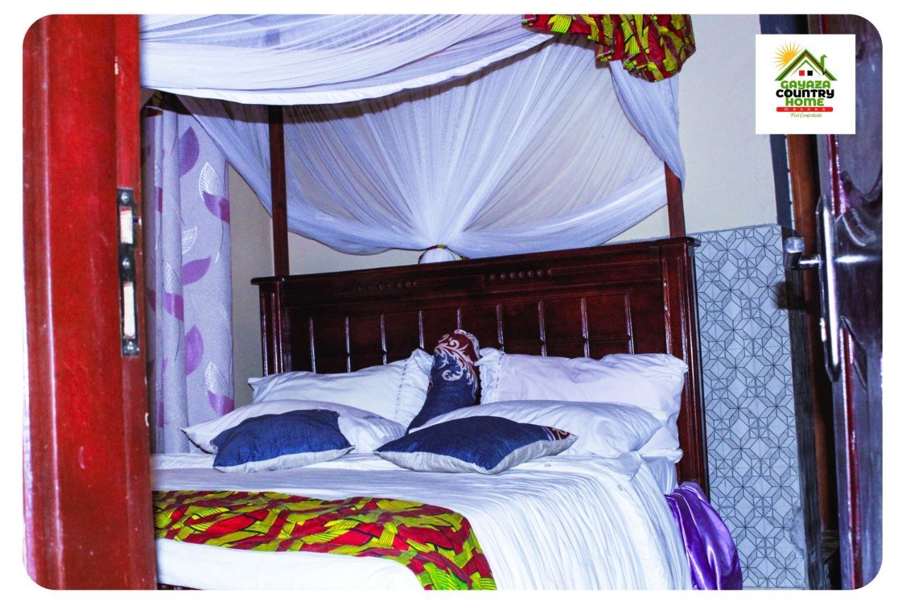 Guest room with canopy bed