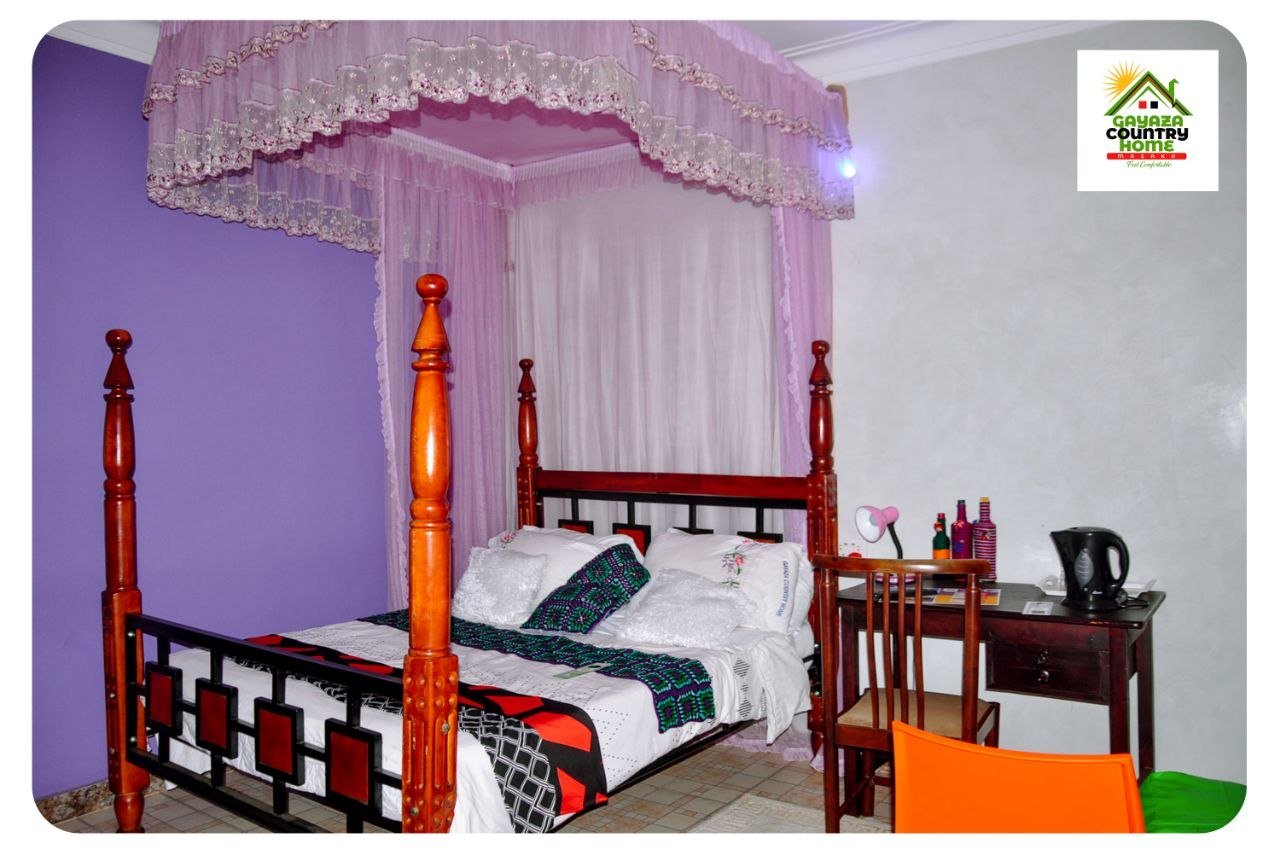Four-poster guest room with mosquito net